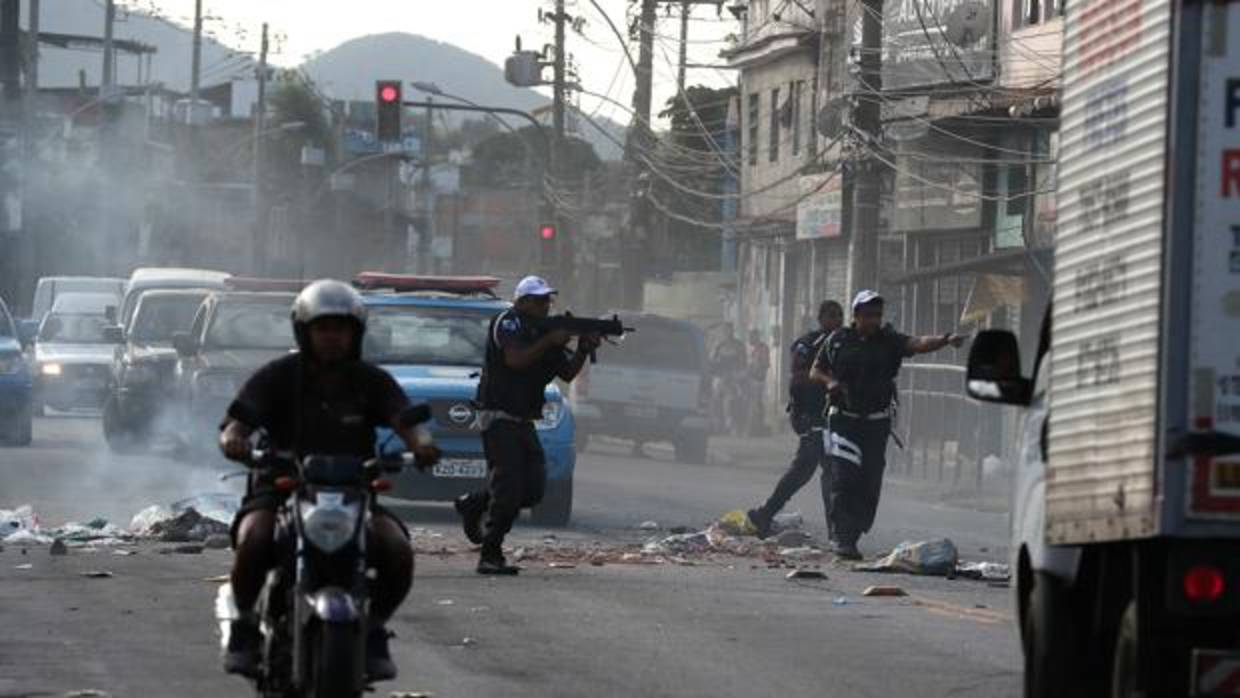 Miembros de la Policía Militar desbloquean una calle durante un operativo contra los narcos