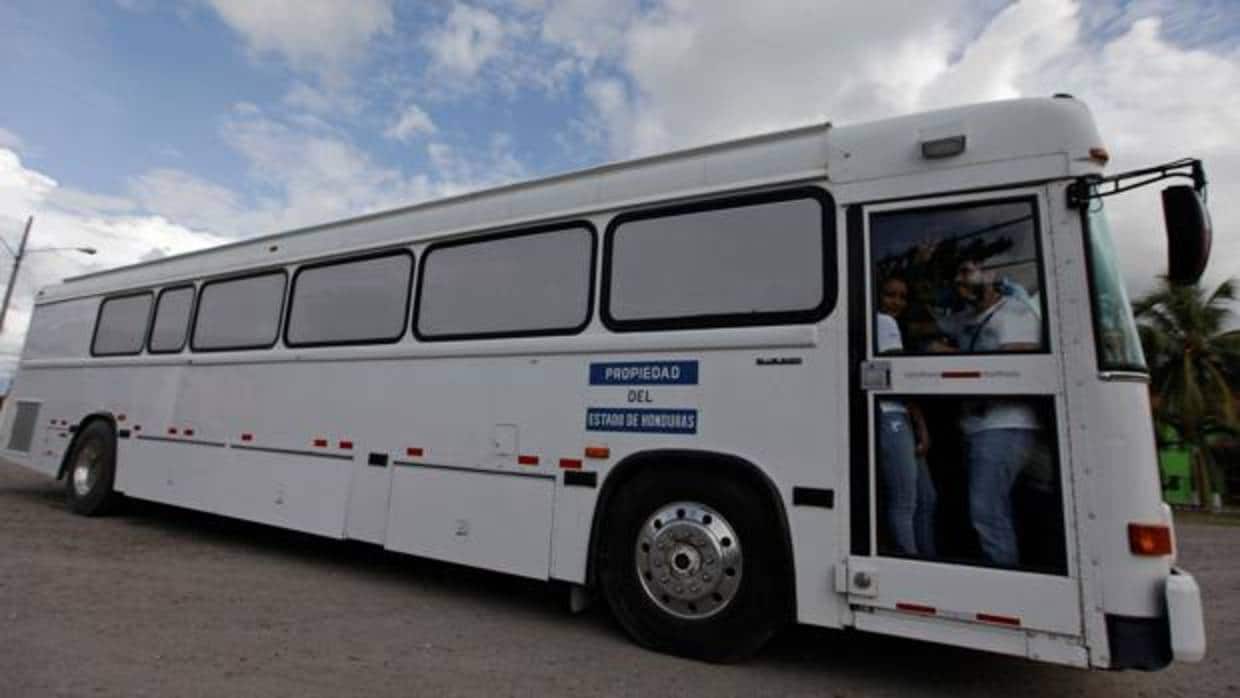 Un autobús transporta a algunos hondureños deportados por el Gobierno estadounidense