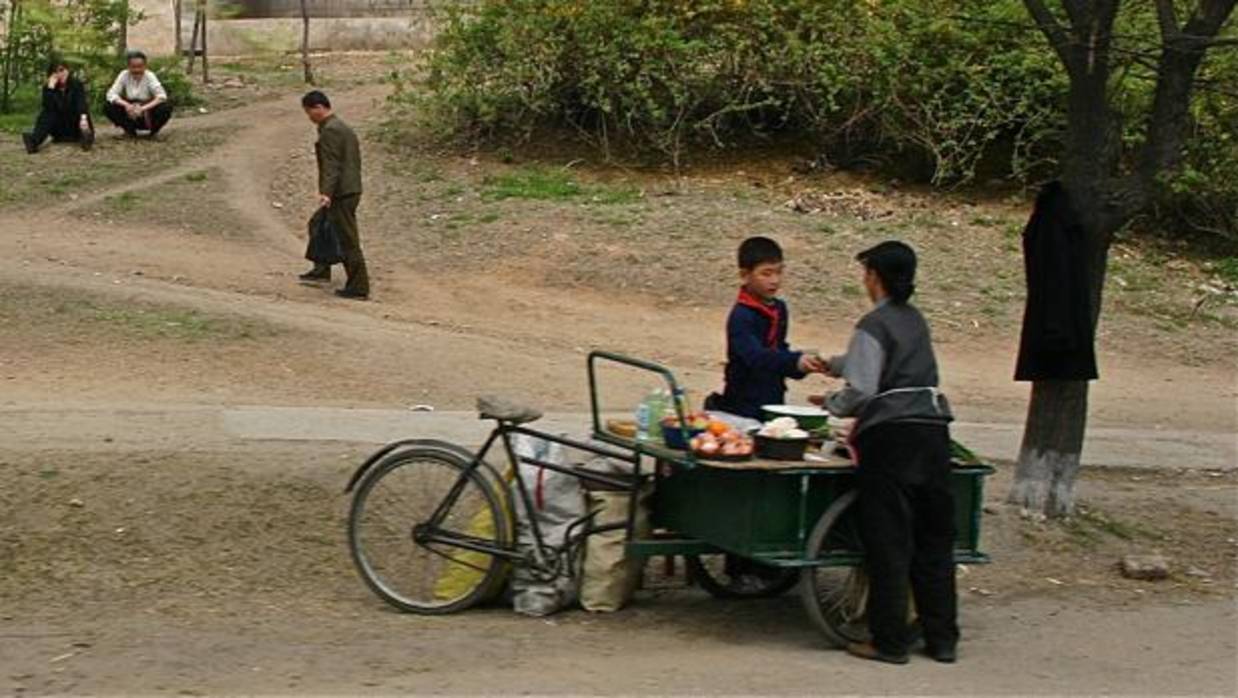 Puesto ambulante en Corea del Norte. En los márgenes de las carreteras hay puestos ambulantes donde se sirve hasta comida