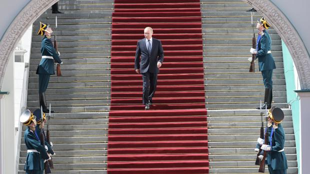 Putin toma posesión por cuarta vez en una ceremonia fastuosa y con aires imperiales