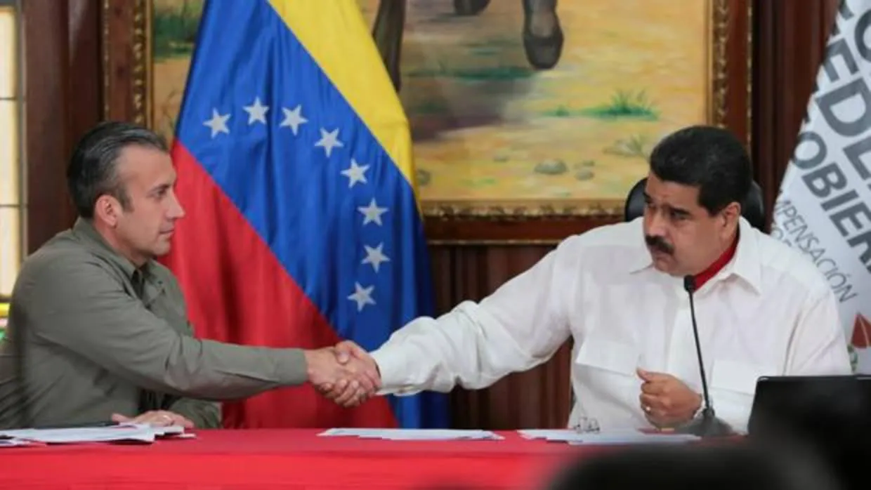 Nicolás Maduro (derecha) y Tareck el Aissami se estrechan la mano en febrero de 2017