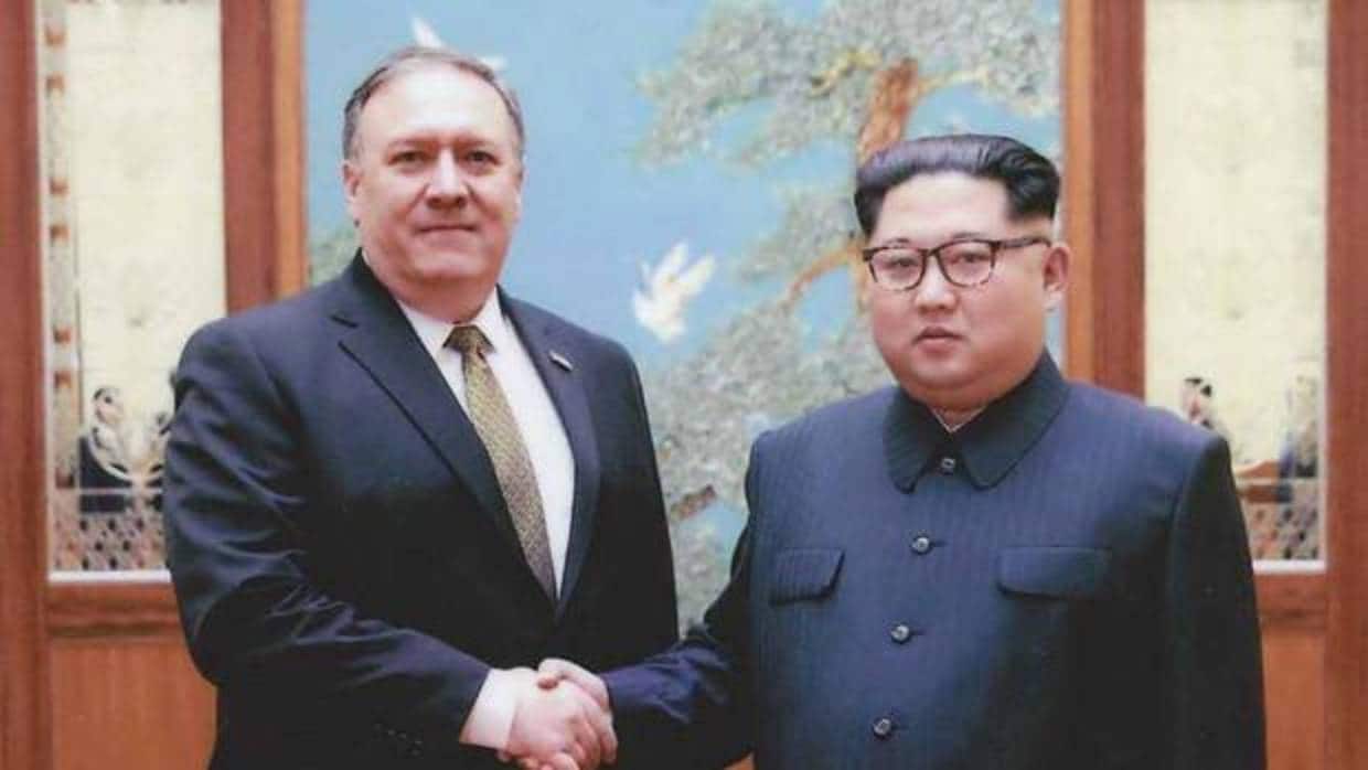 Imagen facilitada por la Casa Blanca facilitada el 26 de abril de 2018 que muestra al entonces director de la CIA, Mike Pompeo (i), junto al líder de Corea del Norte, Kim Jong-un, en Pionyang