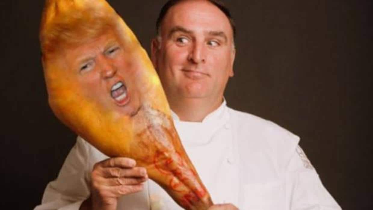 El chef asturiano José Andrés sositiene un jamón con la cara de Donald Trump