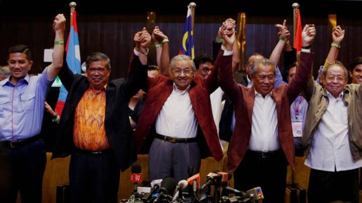 Mahathir Mohamad, en el centro de la imagen, tras conocerse su victoria en las elecciones
