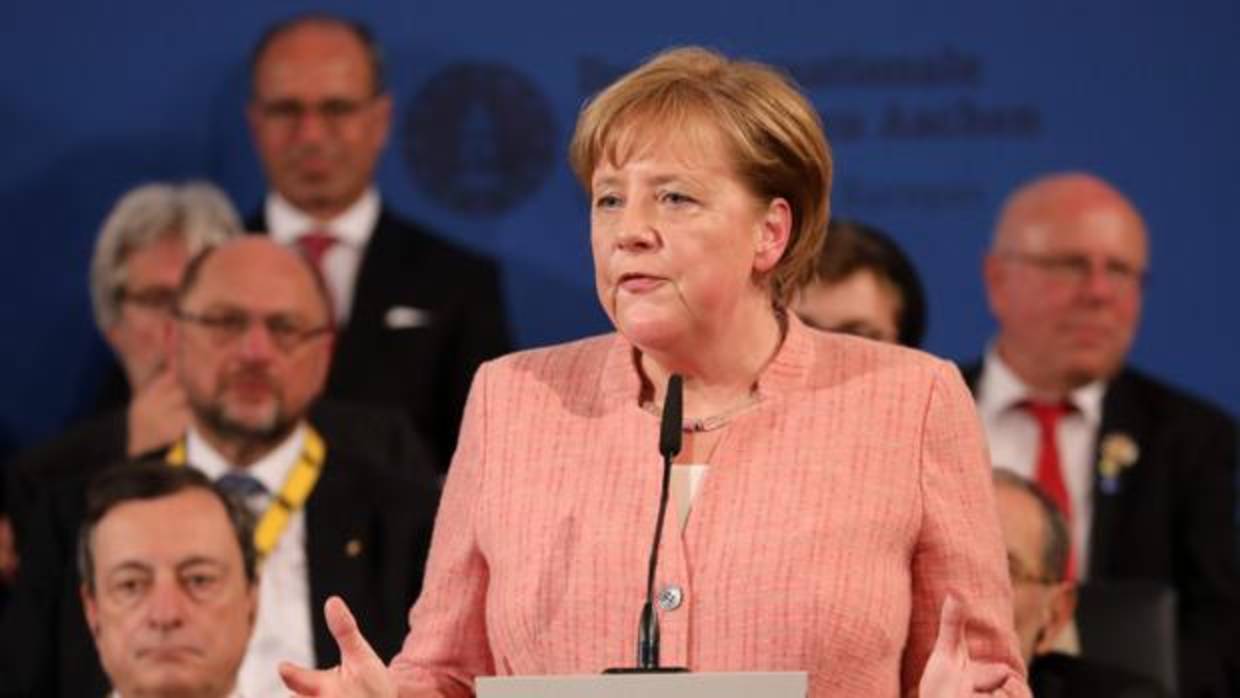 Macron urge a Merkel a dar un paso al frente en la reforma de Europa