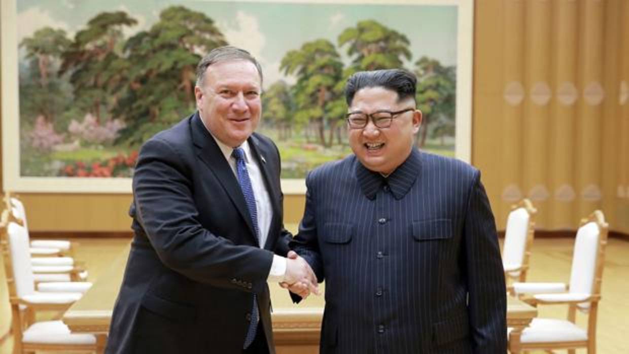 El secretario de Estado de EE.UU., Mike Pompeo estrecha la mano de Kim Jong-un