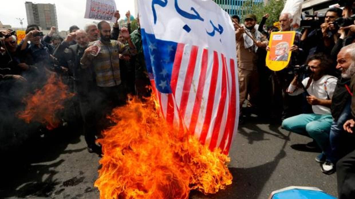 Un grupo de manifestantes iraníes queman una bandera de los EE.UU. en Teherán