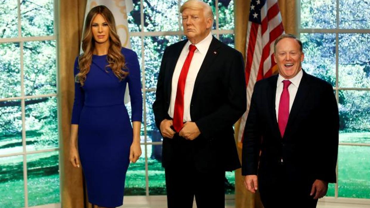 El exportavoz de la Casa Blanca Sean Spencer posa junto a las figuras de cera de Donald y Melania Trump