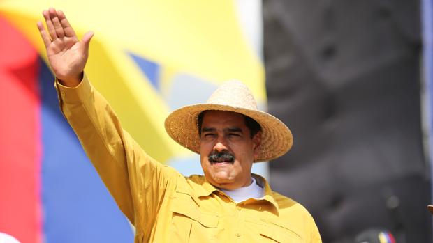 Lanzan objetos contundentes contra Maduro en un acto de campaña