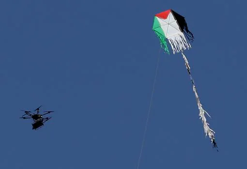 Un dron israelí y una cometa palestina