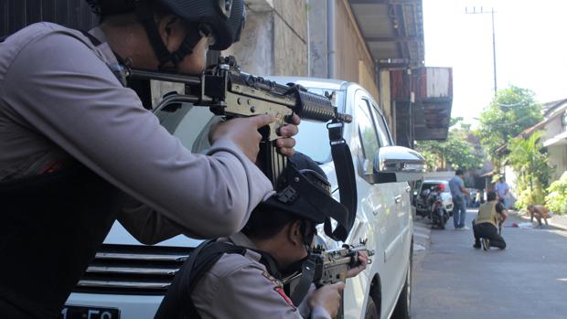 Otras dos familias yihadistas atentan en Indonesia y elevan a 25 los muertos en 24 horas