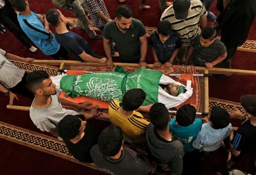 Palestinos rodean el cuerpo de Yazan al-Tubasi, muerto durante los enfrentamientos en Gaza