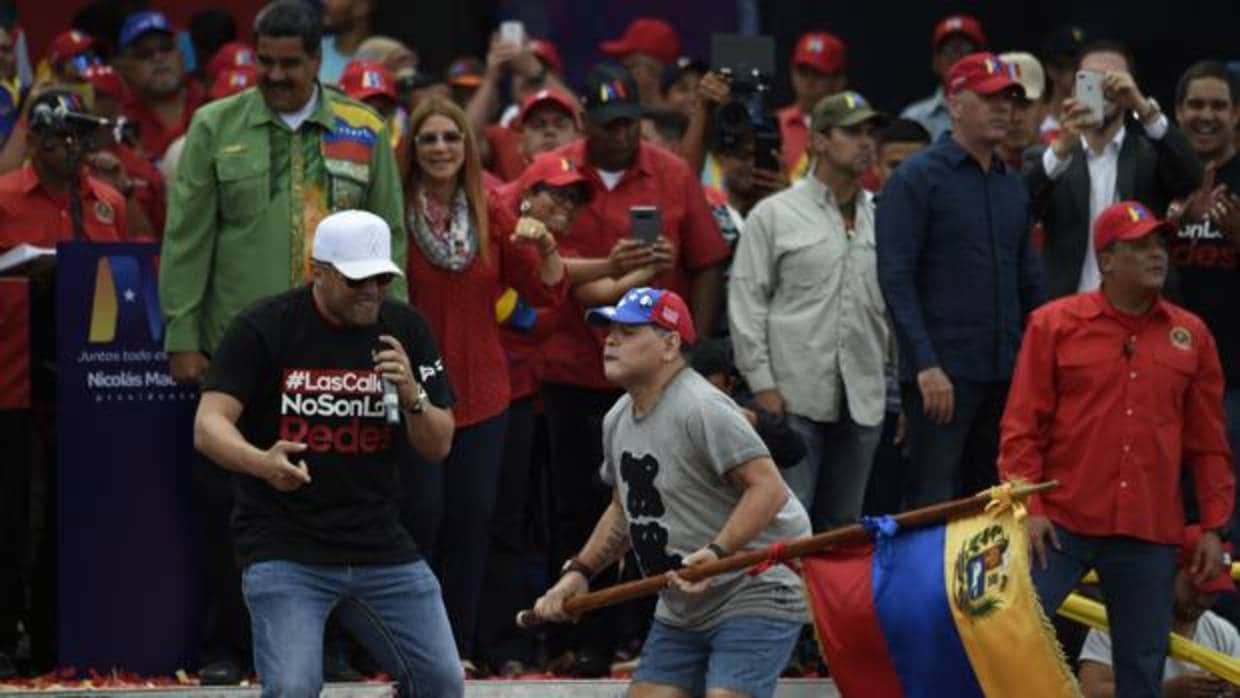 Maradona porta la bandera de Venezuela mientras baila ante los ojos del presidente de Maduro en el cierre de campaña