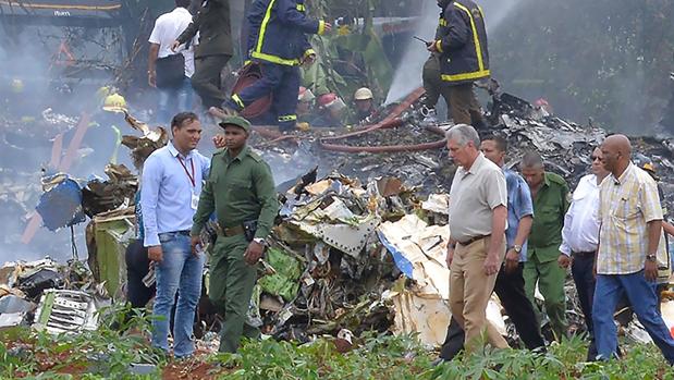 El presidente cubano, Miguel Díaz-Canel, acude al lugar de accidente aéreo