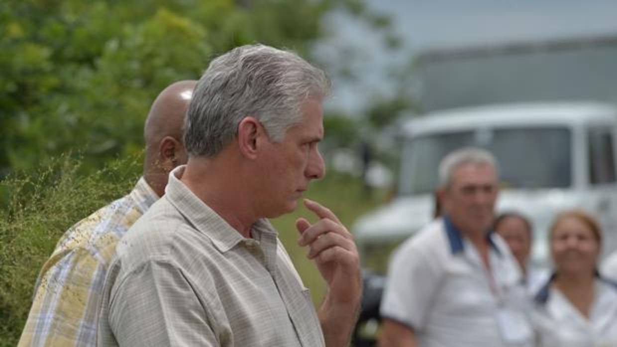 El presidente de Cuba, Miguel Díaz-Canel, en el lugar del accidente