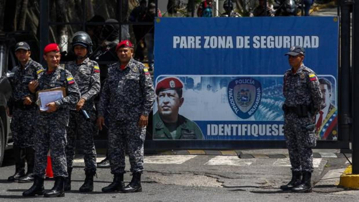 Agentes de seguridad, ante la sede del Sebin en Caracas, conocida como el Helicoide, este jueves