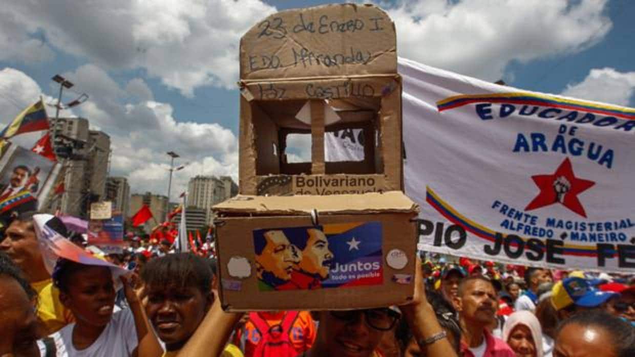 Miles de personas asisten hoy, 17 de mayo de 2018, al acto de cierre de campaña del presidente Nicolás Maduro en Caracas (Venezuela)