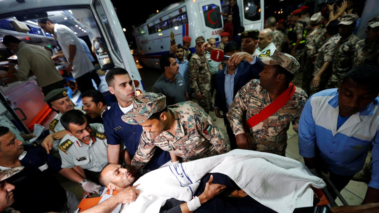 Un palestin herido en Gaza es atendido en un centro médico en Jordania