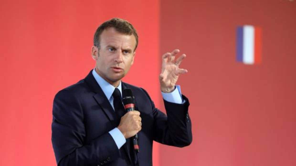 Macron lanza su «no plan» contra el cáncer nacional de los suburbios