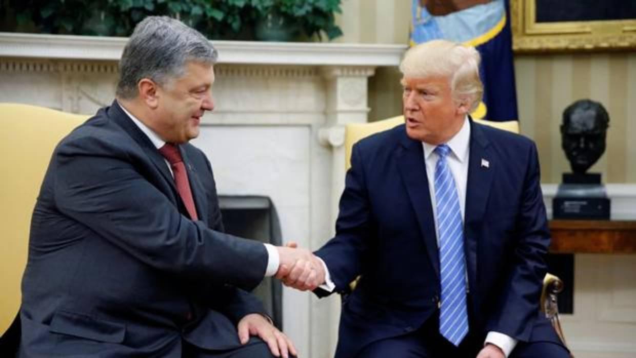 El presidente de Ucrania, Petro Poroshenko, y el de EE.UU., Donald Trump, en su encuentro en la Casa Blanca