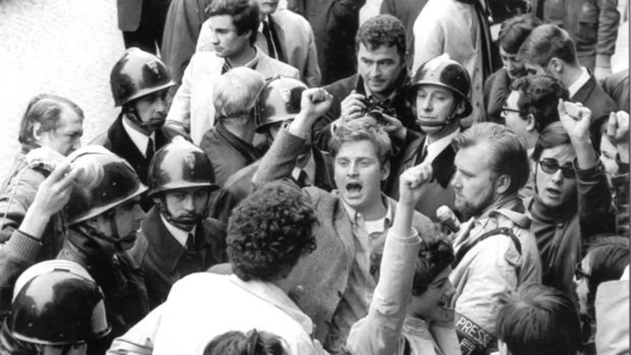 Un grupo de estudiantes encabezados por Daniel Cohn- Bendit (c) entonan la "Internacional" junto a unos agentes de policía. Los estudiantes comparecieron ante el comité de disciplina de la Universidad de La Sorbona, epicentro del movimiento estudiantil de Mayo de 1968 en Francia