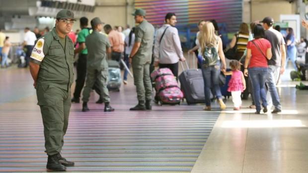 La mafia de los militares extorsiona a los venezolanos en el aeropuerto internacional de Caracas