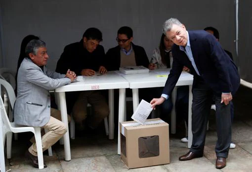 El actual presidente, Juan Manuel Santos, deposita su voto