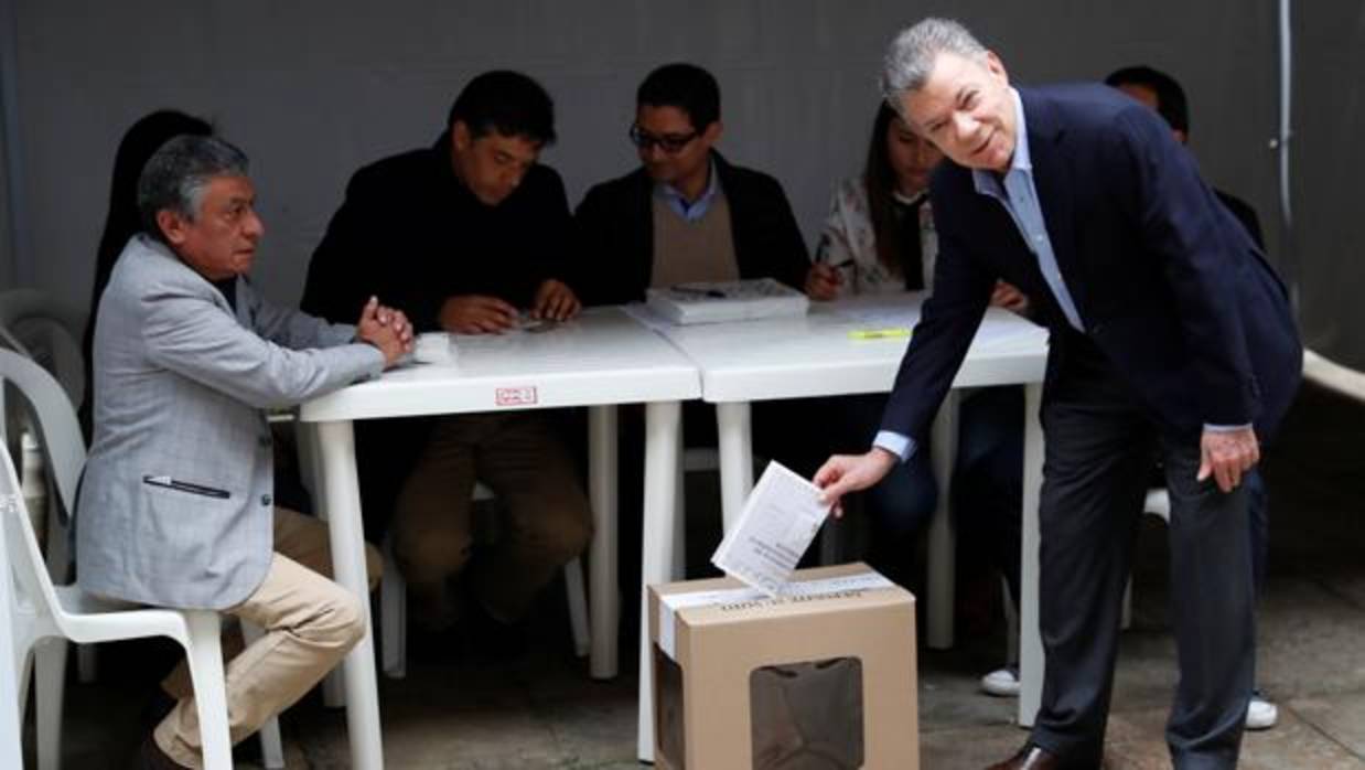 El antiguo líder de la guerrilla de las FARC, Rodrigo Londoño, «Timochenko», en un centro electoral de Bogotá