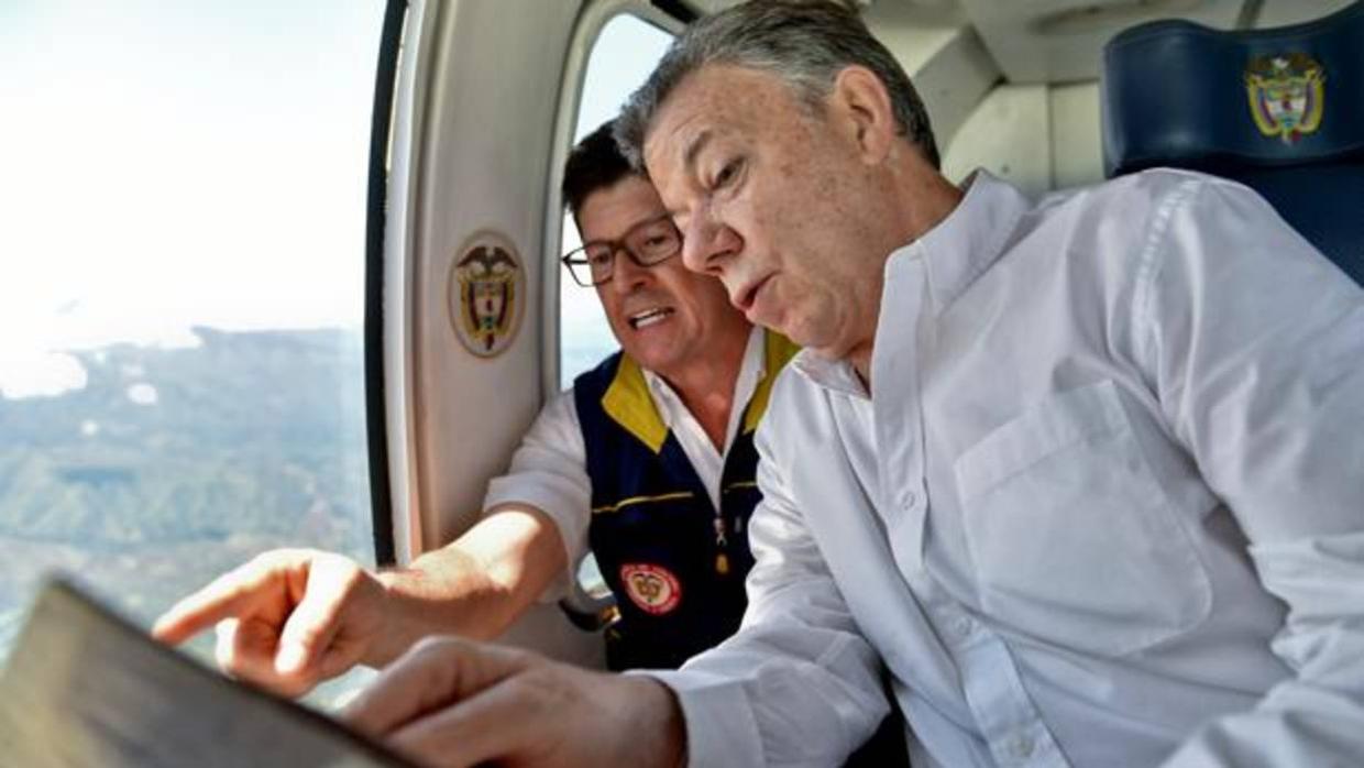 El presidente de Colombia, Juan Manuel Santos, sobrevuela las áreas cercanas a la represa Hidroituango