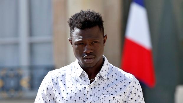 El «Spiderman» que rescató al niño en París, un inmigrante que cruzó el Mediterráneo desde Libia