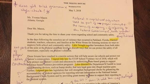 Una profesora de instituto corrige los numerosos errores de una carta enviada por Trump