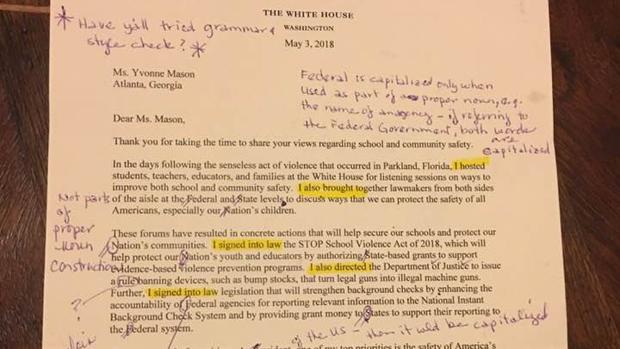 Una profesora de instituto corrige los numerosos errores de una carta enviada por Trump