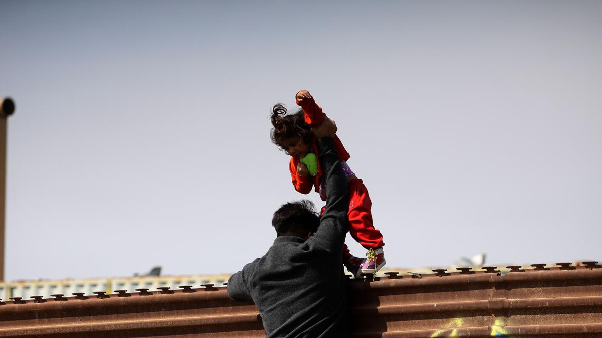 Un hombre lanza a su hija a territorio norteamericano por la valla fronteriza