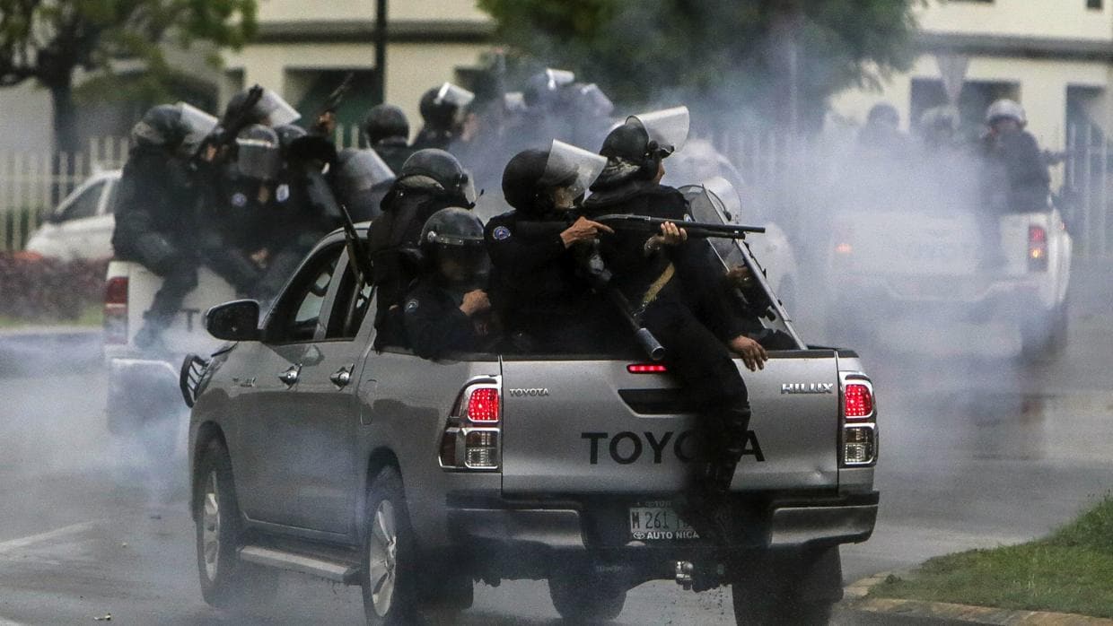 La policía antidisturbios reprime a los estudiantes que protestan en Managua