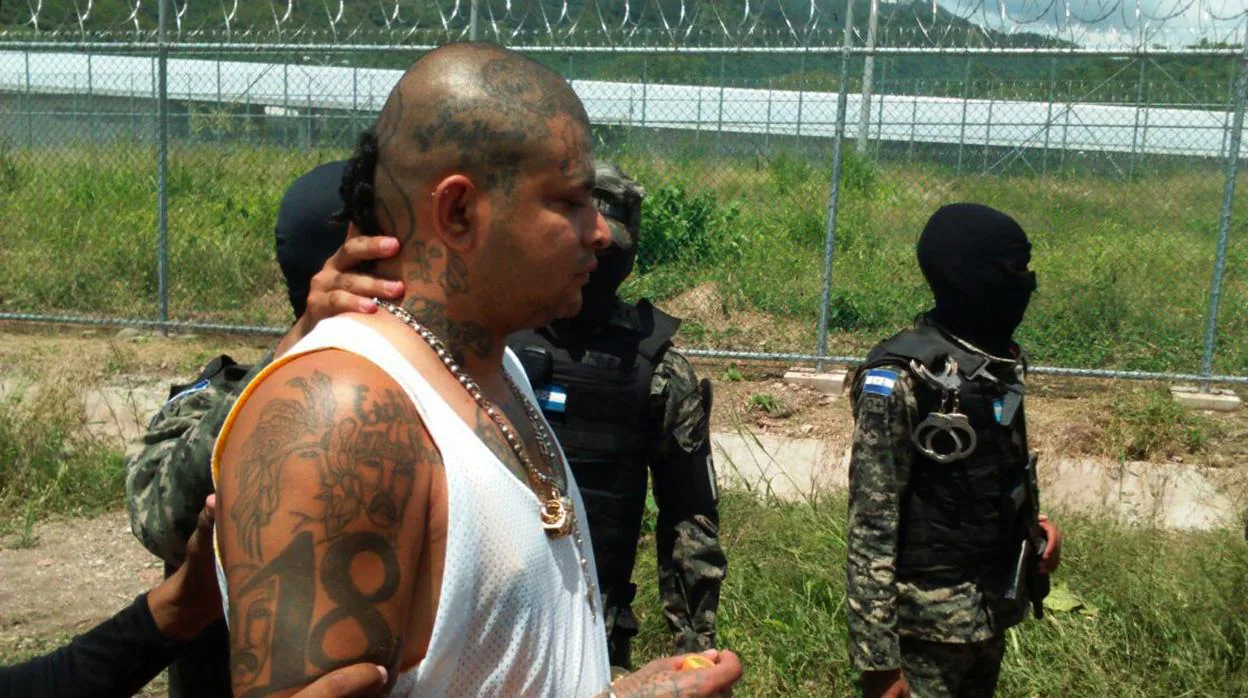 Líder de las Maras del barrio18 es trasladado por la Policía Militar de El Salvador