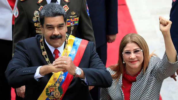 Nicolás Maduro y su esposa, Cilia Flores, en la jura como presidente reelecto ante la Asamblea Constituyente