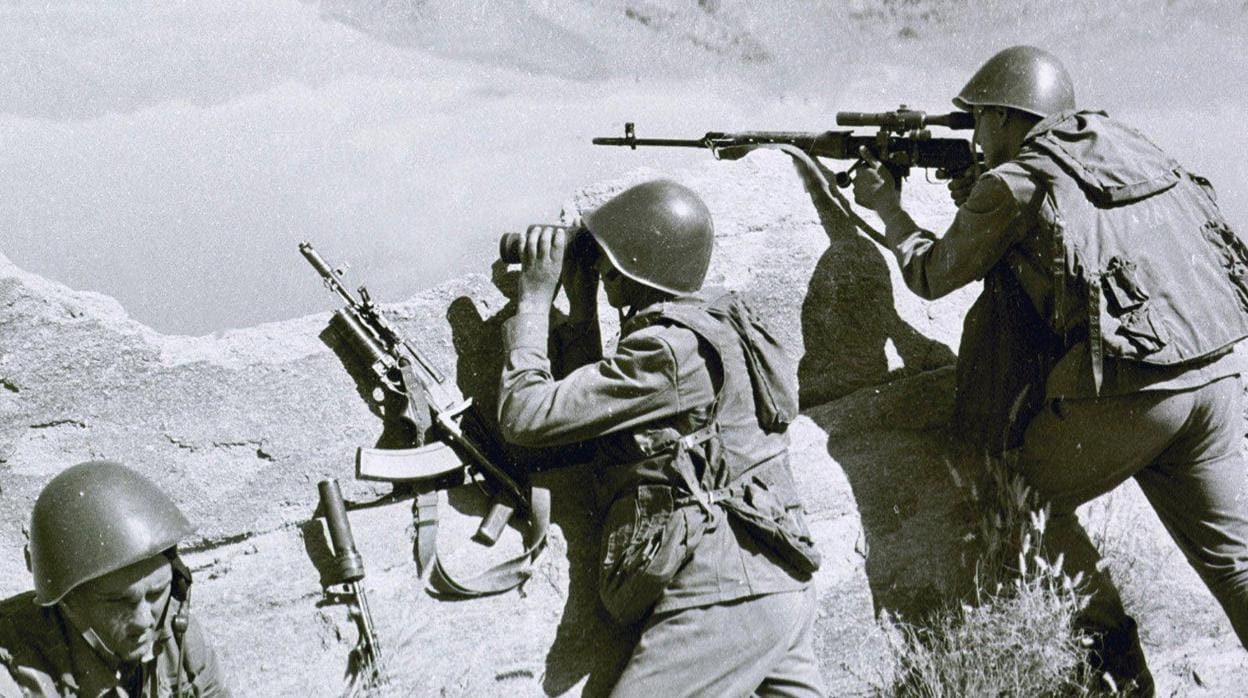 Soldados soviéticos combaten en Afganistán en abril de 1988