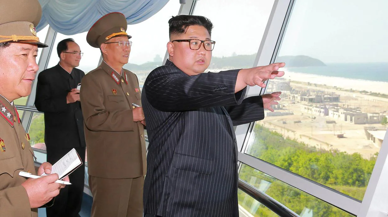 El líder de Corea del Norte, Kim Jong-un, junto a militares