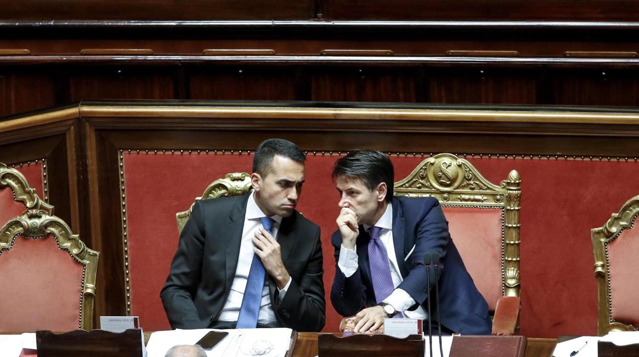 El ministro de Empleo, Luigi di Maio, conversa con el primer ministro italiano, Gisueppe Conte