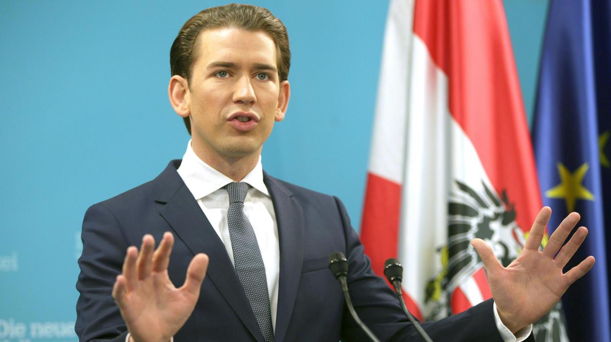 El líder electo de Austria Sebastian Kurz, Sebastian Kurz, hablaa durante una conferencia de prensa el 24 de octubre