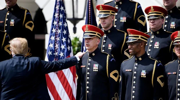 Trump olvida la letra del himno de EE.UU. «God Bless America» durante un acto en la Casa Blanca