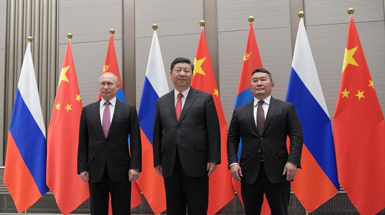 Los presidentes de Rusia, China y Mongolia, Vladimir Putin, Xi Jinping y Khaltmaa Battulga, en una reunión trilateral en el marco de la cumbre oriental