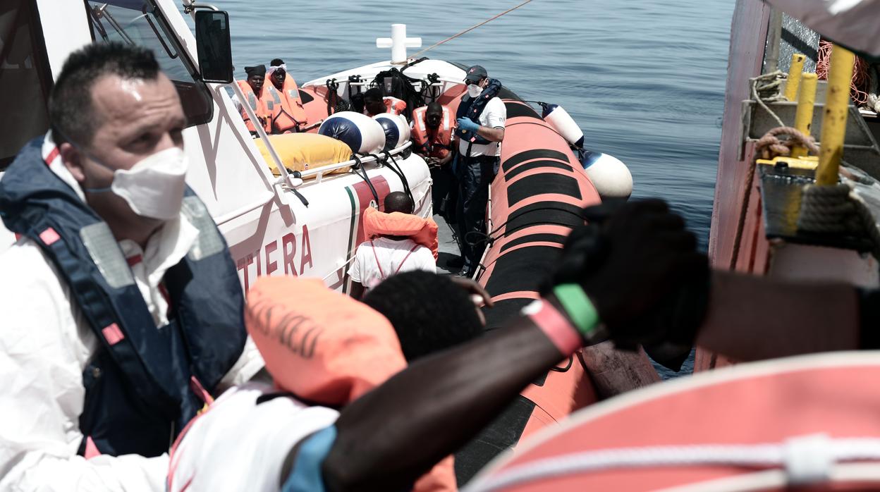 Trasladan a 400 inmigrantes a dos barcos italianos