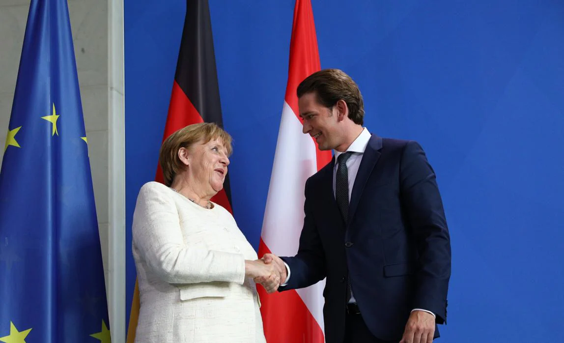 Angela Merkel, líder alemana, y Sebastian Kruz, líder austriaco en a reunión en Berlín sobre la política de refugiados