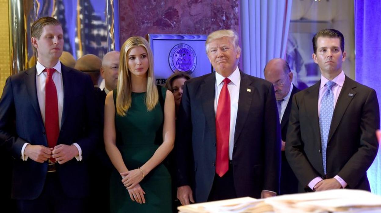 El presidente Trump, junto a sus hijos Eric, Ivanka y Donald Jr., en enero de 2017