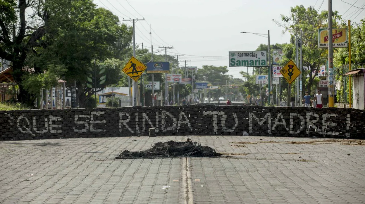 Barricada en la que se lee «Que se rinda tu madre» en Managua, durante la jornada de huelga en Nicaragua