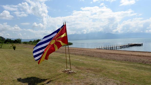 Firma histórica sobre el nombre de la República Macedonia del Norte al borde del lago de Prespes en Grecia