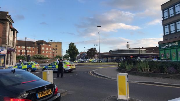 Agentes de la Policía Metroplitana de Londres acuden a la estación de metro de South Gate, donde se ha registrado una explosión este martes