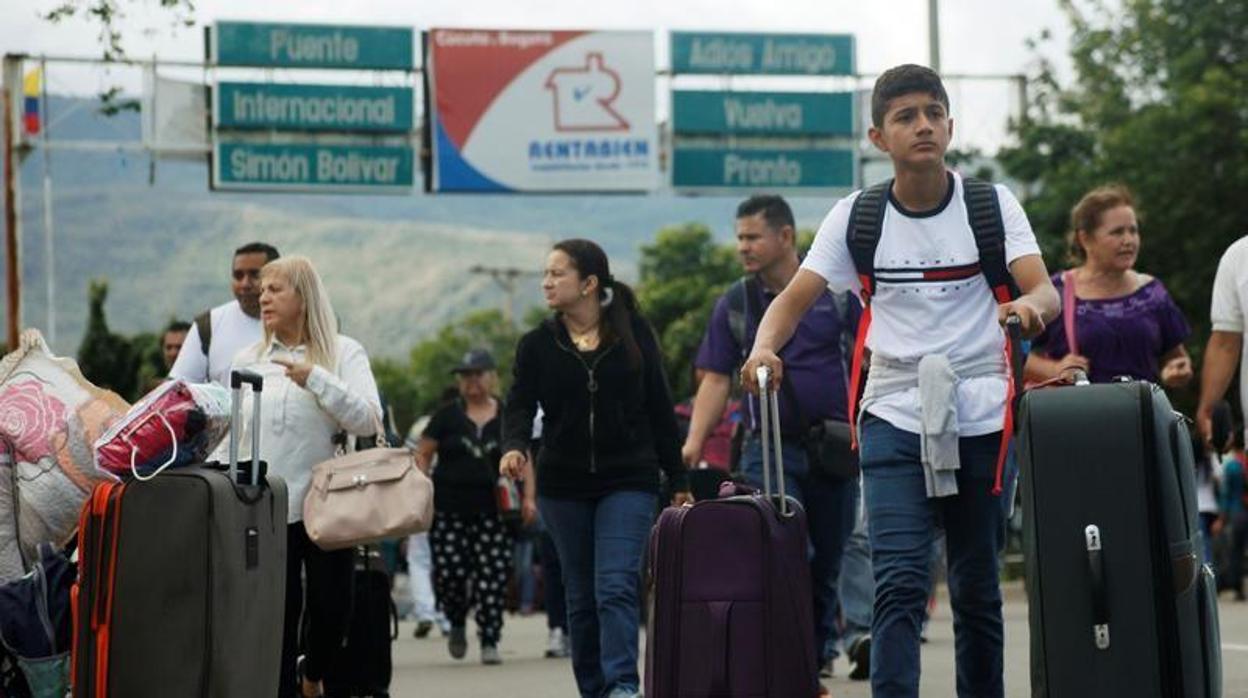 Un joven venezolano empuja su equipaje, mientras cruza el puente Simón Bolivar para llegar a Colombia