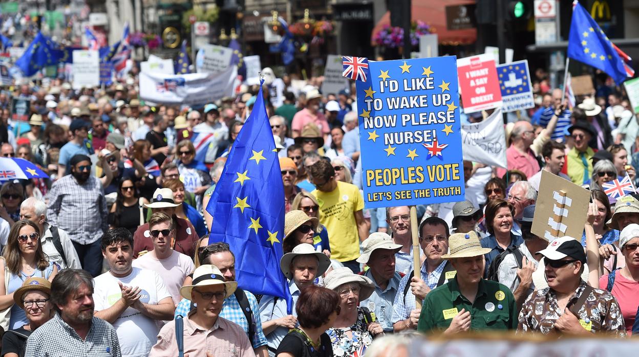Miles de personas piden en Londres un segundo referéndum sobre el Brexit